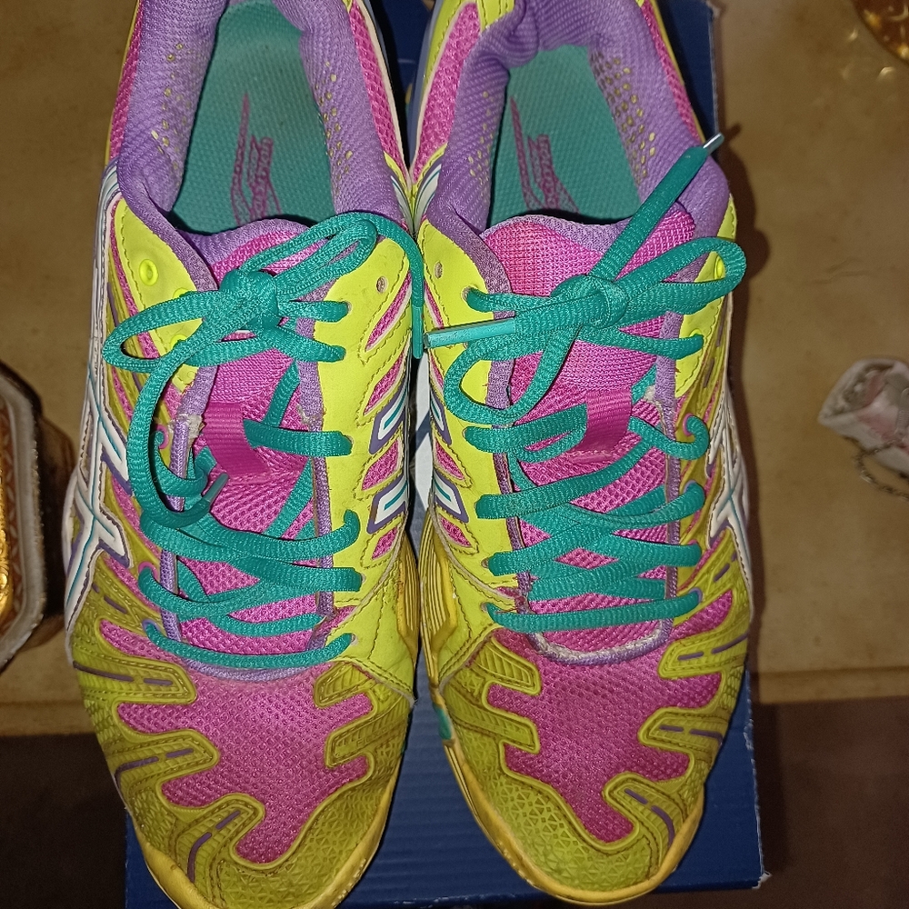 Ladies shoes.